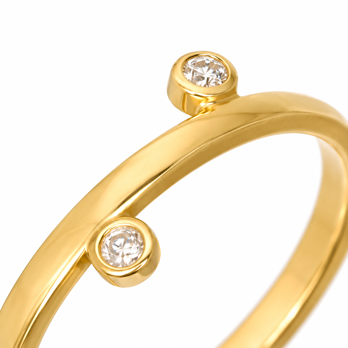Close-up of round-cut white diamond bezel setting on Motion Dots 18K Gold Ring by Bed of Stones Jewelry