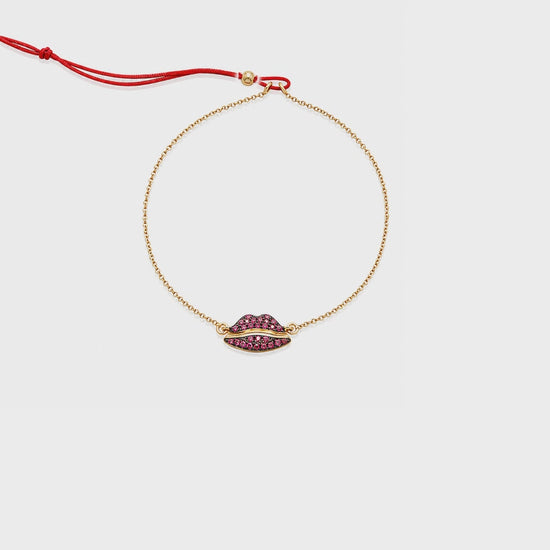 Video of Lip Luxe 18K Gold Bracelet by Bed of Stones Jewelry, showing adjustable sliding bead closure mechanism